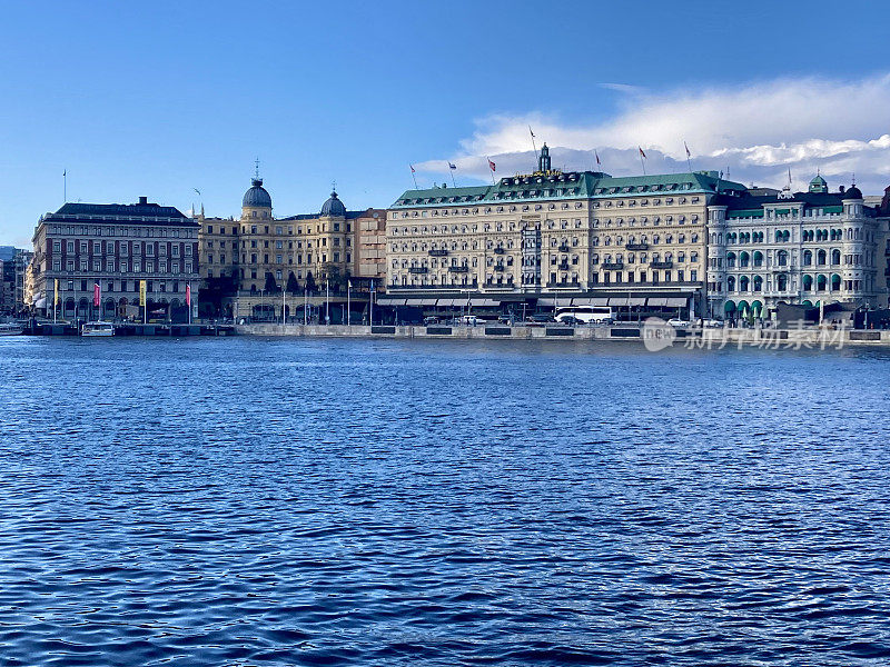 瑞典-斯德哥尔摩-从Gamla Stan(老城区)俯瞰Strömkajen码头和Strömbron大桥